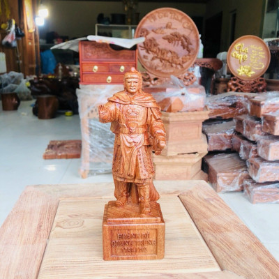 Tượng hoàng đế quang trung bằng gỗ hương đá kt cao 20×7×6cm