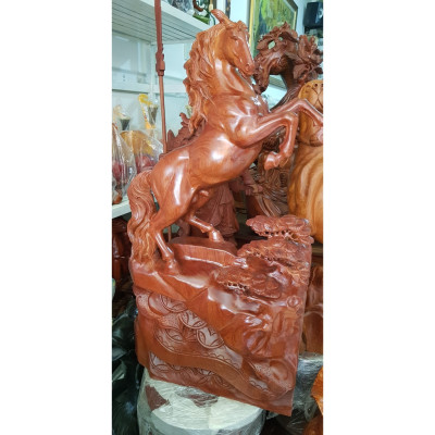 Tượng Ngựa Gỗ Hương to đứng đứng trên tiền có như ý  cây tùng nói chung đẹp lắm Size Cao 80cm x Ngang 42cm x Sâu 15cm liền khối khá là đẹp Anh Chị trưng phòng khách sang đẹp lắm nhe Biểu Tượng Sự Thành Công Kinh Doanh Đại Cát Đại Lợi ạ