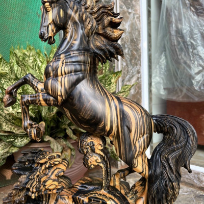 Tượng con ngựa nhất mã phi thiên bằng gỗ mun hoa vân đẹp long lanh kt cao 62×42×13cm