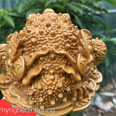 Tượng Cóc thiềm thừ phong thủy cầu tài lộc bằng gỗ bách xanh thơm nức kt 30x22x22cm 