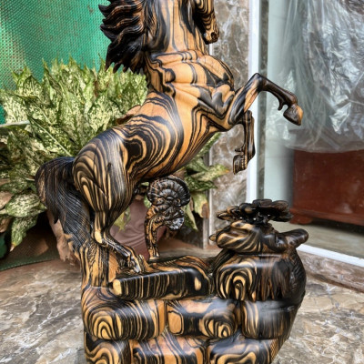 Tượng con ngựa nhất mã phi thiên bằng gỗ mun hoa vân đẹp long lanh kt cao 62×42×13cm