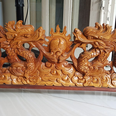 Tượng 2 Con Rồng Lượn Gỗ Gõ màu đỏ size Dài 64cm x Cao 17cm x Sâu 7cm 2 con rồng lượn phun lửa biểu tượng cho sức mạnh của người đứng đầu người lãnh đạo công ty, người chủ trong gia đình thật  trưng phòng khách , bàn làm việc to quà tặng ý nghĩa ạ