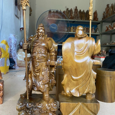 Tượng quan công cầm đao trấn ải bằng gỗ bách xanh thơm nức cực đẹp sắc nét  kt cao 40cm