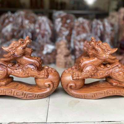 Cập tượng tỳ hưu phong thủ hút tài lộc bằng gỗ hương đá kt 20×17×8.5cm