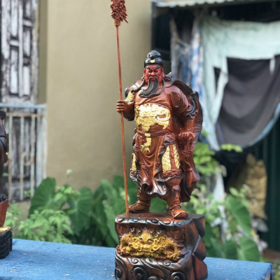 Tượng quan công cầm đao trấn ải bằng gỗ hương đa tô làm mầu giả cổ kt cao 60×25×15cm