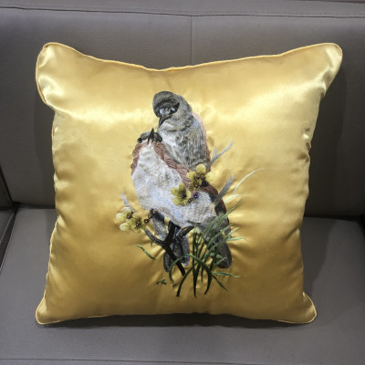 Tranh thêu truyền thống hình gối trưng bày 04