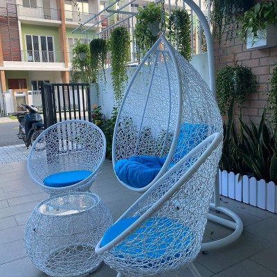 Bộ xích đu sân vườn Tundo đan rối màu trắng đệm nhiều màu