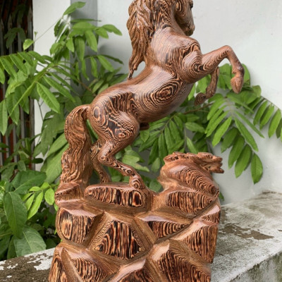Tượng con ngựa trang trí phong thủy hút tài lộc bằng gỗ mun hoa kt cao 40×22×7,5cm