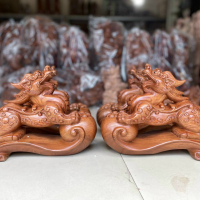 Cập tượng tỳ hưu phong thủ hút tài lộc bằng gỗ hương đá kt 20×17×8.5cm