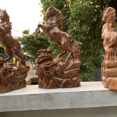 Tượng con ngựa trang trí phong thủy hút tài lộc bằng gỗ mun hoa kt cao 40×22×7,5cm