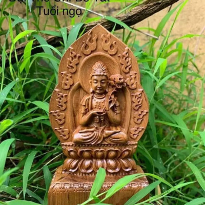 Tượng bạn mệnh phật đại thế chí bồ tát hợp tuổi( ngọ) khắc hai mặt bằng gỗ bách xanh thơm nức kt 14×8×4cm