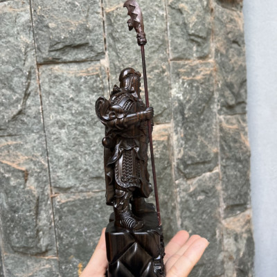 Tượng quan công trấn ải đứng trên đầu hổ phù bằng gỗ mun hoa kt cao 20cm