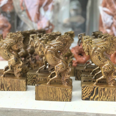 Tượng con ngựa nhất mã phi thiên phong thủy bằng gỗ mun đuôi công kt cso 20×12×4,5cm