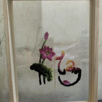 Tranh thêu tay trên lá bồ đề Sinh Dược, tranh thêu chữ TÂM thư pháp kèm khung gỗ - Tranh lưu niệm, quà tặng để bàn, Xương lá bồ đề thêu hoa /Handmade Embroidered art on Bodhi leaf