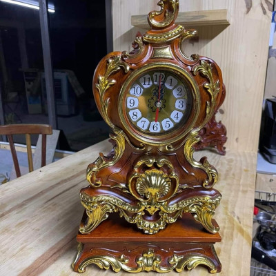 Đồng hồ phong thủy để bàn khắc hoa la tây cổ điển bằng gỗ hương dát vàng điểm cao cấp kt 46×27×13cm