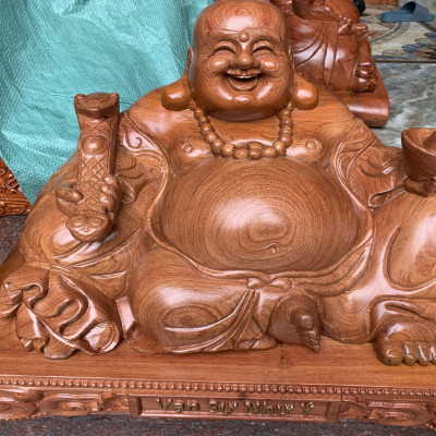 Tượng phật di lặc tay nâng thỏi vàng bằng gỗ hương đá kt ngang mặt 60cm