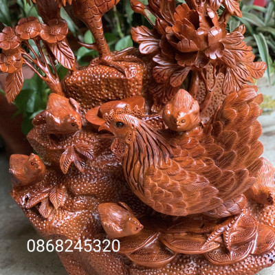 Tượng  gia đình gà phong thủy bằng gỗ hương ta kt cao 82×50×38cm 