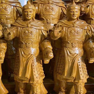 Tượng hoàng đế quang trung bằng gỗ bách xanh thơm nức cao 50x16x13cm 