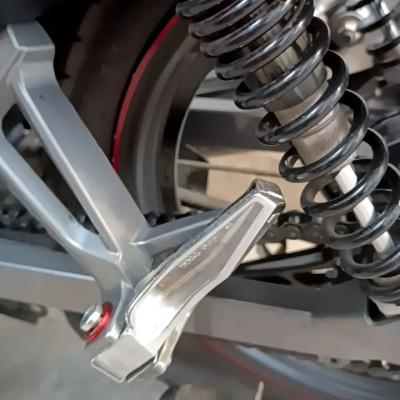 Gác chân ĐÚC Gcraft tặng kèm long đền kitaco đỏ và chốt gác chân INOX gắn xe máy Siêu Rẻ Đẹp