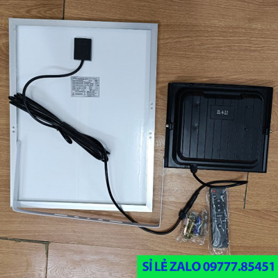 Đèn Pha 100W Năng Lượng Mặt Trời Mẫu Mới Tấm Pin Poly 25W