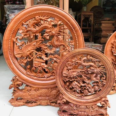 ĐĨA TRANH TRÍ PHONG THỦY TRẠM KHẮC TỨ LINH BẰNG GỖ HƯƠNG ĐÁ KT MẶT TRÒN 45×4CM