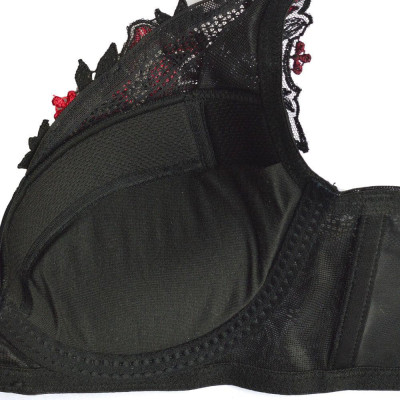 Áo lót ren nữ nâng ngực gợi cảm Triumph Zetta 8611 cúp VDeep có gọng, đệm mút vừa có thể tháo rời, họa tiết thêu hoa nổi giúp tôn thêm dáng ngực và mang lại cảm giác sang trọng