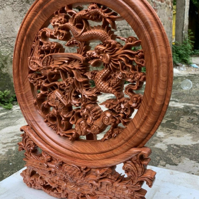 ĐĨA TRANH TRÍ PHONG THỦY TRẠM KHẮC TỨ LINH BẰNG GỖ HƯƠNG ĐÁ KT MẶT TRÒN 45×4CM