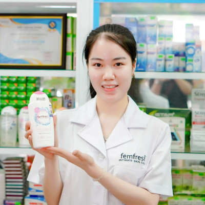 Dung dịch vệ sinh phụ nữ cao cấp cho da nhạy cảm Femfresh Pure & Fresh Wash 250ml
