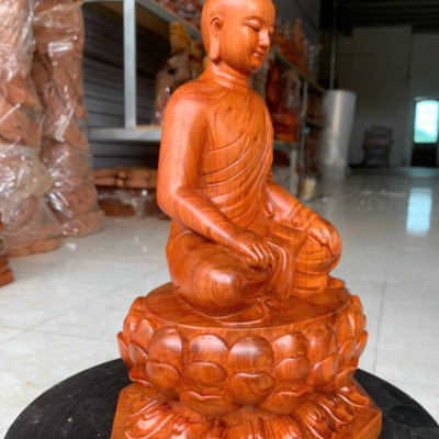 Tượng phật hoàng trần nhân tông bằng gỗ hương đá kt cao 30×19×14cm 