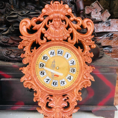 Đồng hồ treo tường trạm khắc hoa la tây cổ điển bằng gỗ hương đá kt 61×35×3,5cm