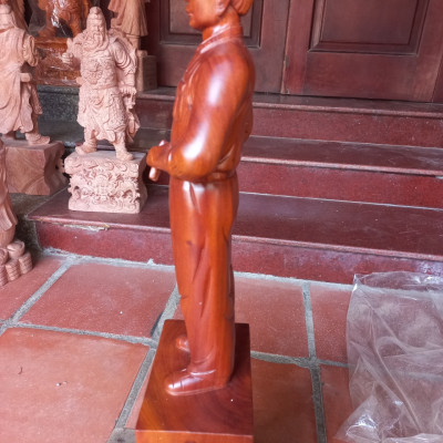 Tượng đại tướng võ nguyên giáp bằng gỗ hương đá kt 30×11×7cm