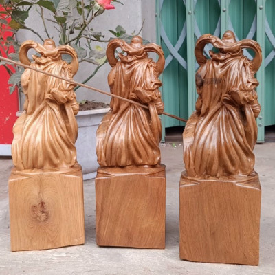 Tượng quan công cầm đao trấn ải bằng gỗ bách xanh thơm nức kt cao 30×10×9cm 
