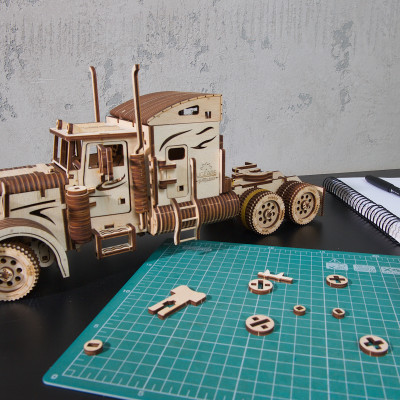 Mô hình Gỗ cơ khí, Ugears Heavy Boy Truck - Xe tải đầu kéo hạng nặng, sản phẩm chính hãng Ugears, nhập khẩu nguyên bộ EU, mô hình lắp ráp 3D, DYI