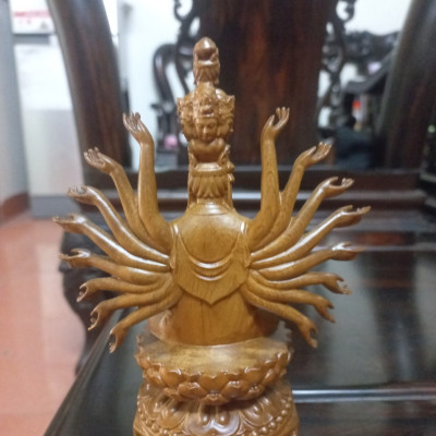 Tượng phật thiên thủ thiên nhãn ngài nghìn mắt nghìn tay bằng gỗ bách xanh thơm nức kt cao 15×11×6cm 