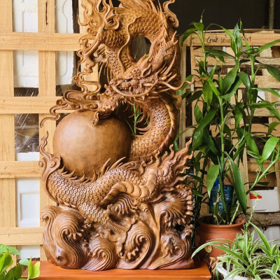 Tượng con rồng ,nhất long vờn ngọc trang trí phong thủy , bằng gỗ gù nu hương hàng siêu đẹp đục kỹ kt cao 120 _(105)×50×15cm