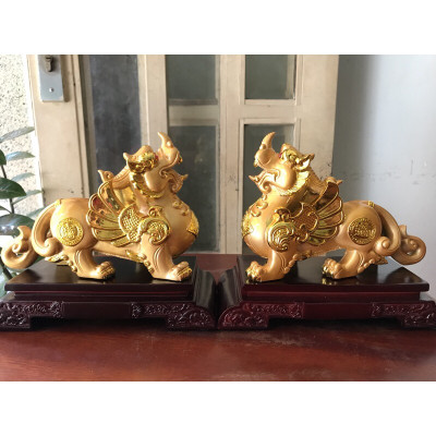 Cặp Tỳ Hưu Phong Thủy Màu Vàng Mới đê gỗ Size Dài 22cm x Cao 19cm x Sâu 10,5cm Công dụng thu tài hút lộc Anh Chị trưng phòng khách trên bàn công ty, nhà, bàn thờ thần tài hợp mệnh Kim mệnh Thổ mệnh Thủy ạ
