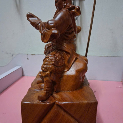 Tượng quân công đọc sách bằng gỗ hương đá cao 20x13.5x9cm 