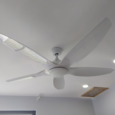 Quạt trần có đèn trang trí, màu trắng sang trọng, động cơ ĐC tiết kiệm điện, có điều khiển từ xa và hẹn giờ