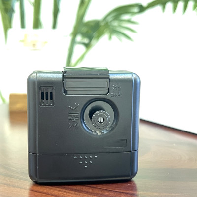 Đồng hồ Rhythm CRE210NR71. Kt 5.7 x 5.7 x 3.3cm, 55g Vỏ nhựa. Dùng Pin.