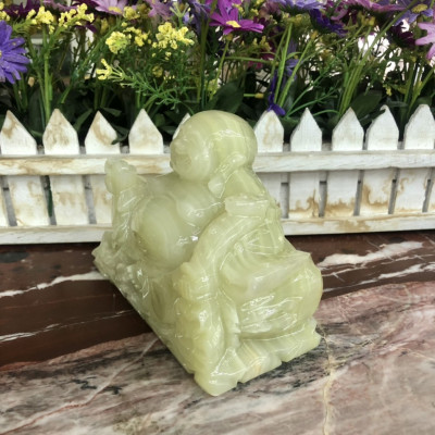 Tượng Phật Di Lặc ngồi cầm thỏi vàng và gậy như ý phong thủy đá ngọc Onyx trang trí bàn làm việc, taplo xe ô tô - Dài 15cm