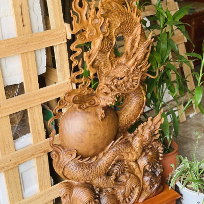 Tượng con rồng ,nhất long vờn ngọc trang trí phong thủy , bằng gỗ gù nu hương hàng siêu đẹp đục kỹ kt cao 120 _(105)×50×15cm