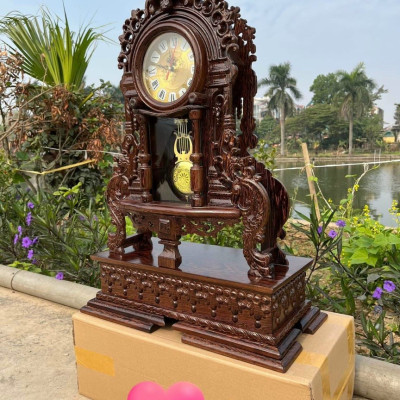 Đồng hồ quả lắc để bàn tân cổ điển bằng gỗ mun đuôi công kt cao 70×45×15cm và đế cao 15×52×29cm
