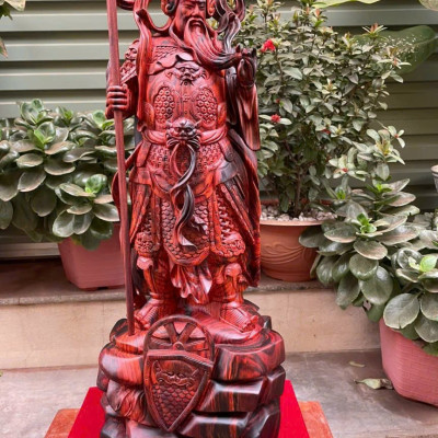 Tượng quan công trấn ải bằng gỗ trắc đỏ đen đẹp long lanh kt cao 64cm 