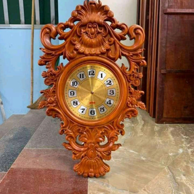 Đồng hồ treo tường trạm khắc hoa la tây tân cổ điển bằng gỗ hương đỏ kt 60×34×3,5cm