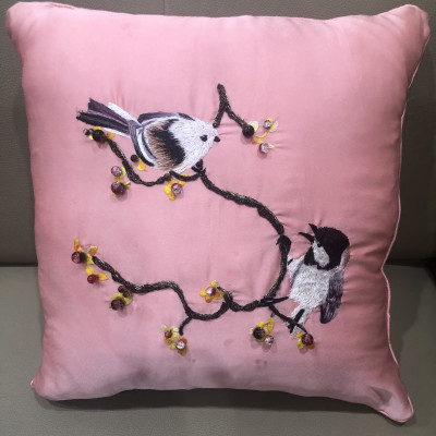 Tranh thêu truyền thống hình gối trưng bày 04