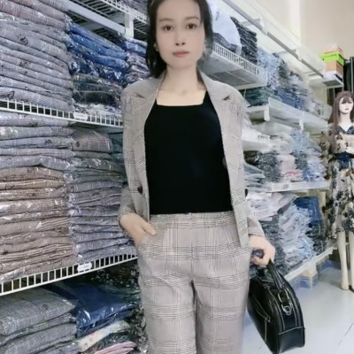Set áo vest croptop và quần kẻ sọc cao cấp.