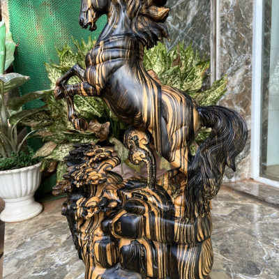 Tượng con ngựa nhất mã phi thiên bằng gỗ mun hoa vân đẹp long lanh kt cao 62×42×13cm