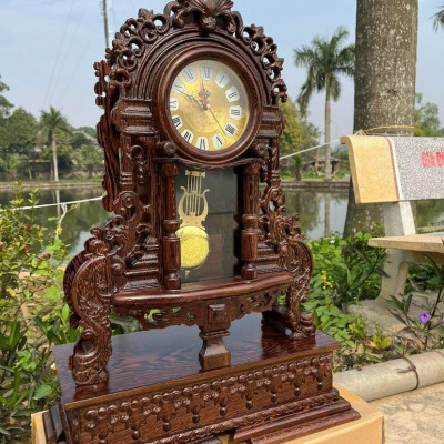 Đồng hồ quả lắc để bàn tân cổ điển bằng gỗ mun đuôi công kt cao 70×45×15cm và đế cao 15×52×29cm