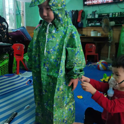 Áo mưa bít trẻ em  từ  1 -  4 tuổi , vải dù  chống thấm  , họa tiết hoạt hình cute  , kèm túi đựng xinh xắn , giao màu ngẫu nhiên