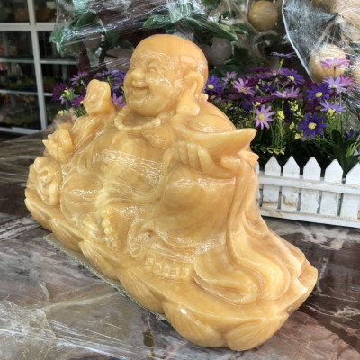 Tượng Phật Di Lặc ngồi tựa bao tiền cầm thỏi vàng phong thủy đá ngọc hoàng long